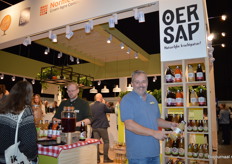 Bij Flevosap kon men proeven van de OERsappen. Cees-Jan de Bruijn toont de laatste toevoeging: OERsap Elstar Appel, gemaakt met de biodynamische appels van overbuurman Rein Mantel.